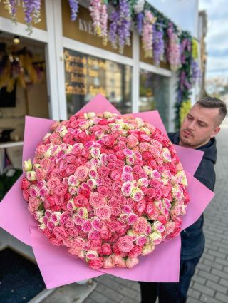 101 trsových růží, odstíny pečlivě ladíme k sobě aby vznikla tato barevná mozaika s 600 květy 🌹🌺 posuň pro detailní záběry...